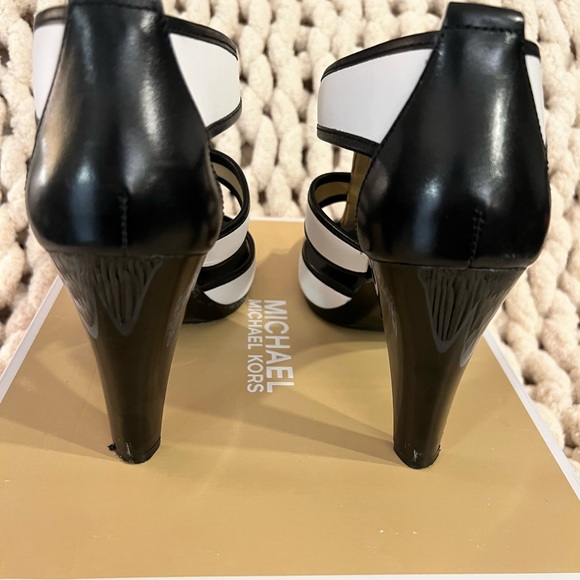 Michael Kors Berkeley T Strap Sandals Size 11 - Picture 3 of 6